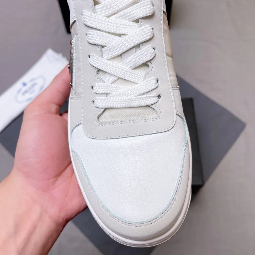 P400 Prada Prada's new men's leather sneakers, the highest version on the market, any comparison is welcome🆚! The original leather has excellent texture and is super high-end! Fetal sheep net lining imported from Italy, removable pad! Luxurious materials and fine workmanship, highly recommended! Code number 38-45 No. 058